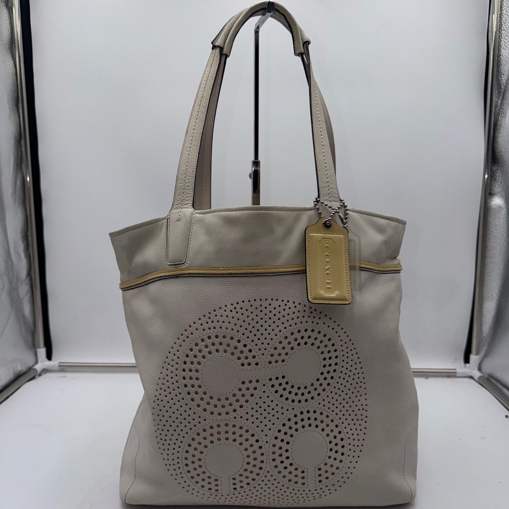 Coach Audrey Leigh tote bag is crafted from ivory pebbled leather